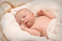 新手父母最常犯的8大宝宝睡眠错误训练习惯，明明睡前喂奶了婴儿仍半